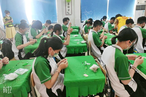 缝制端午香包——sa36沙龙国际官方初中部劳动教育活动